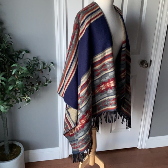 KIBOOTS Reversible Oversized Wool Wrap Poncho - Picture 5 of 10